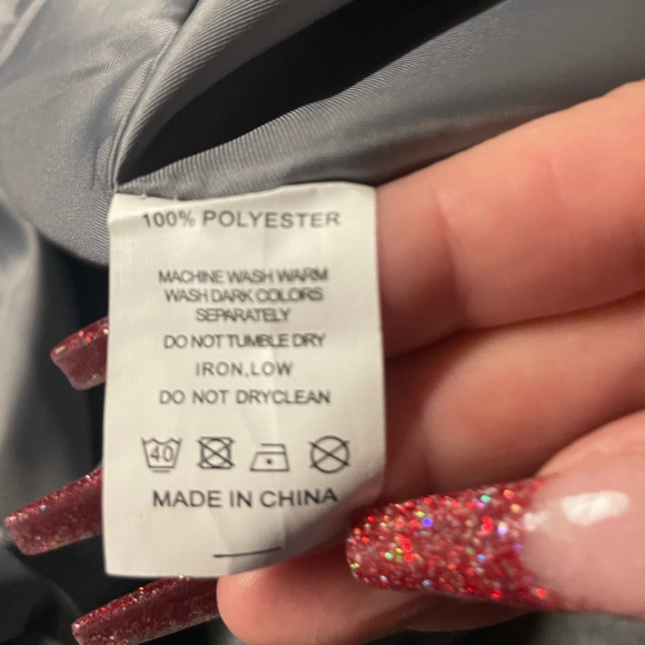 Sophisticated Gray Trench Coat with Wool-Like Texture - Picture 10 of 10